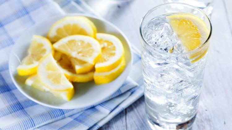 A citromos víz segíti az emésztést