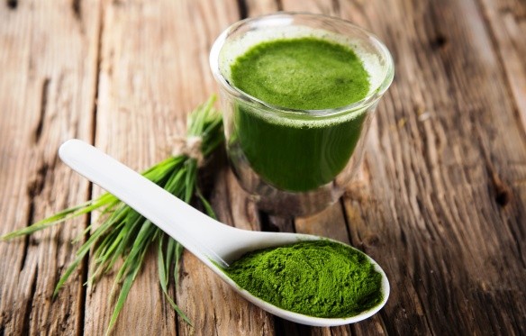 Spirulina: miért érdemes szedni? A spirulinát por formájában is étrendünkbe illeszthetjük