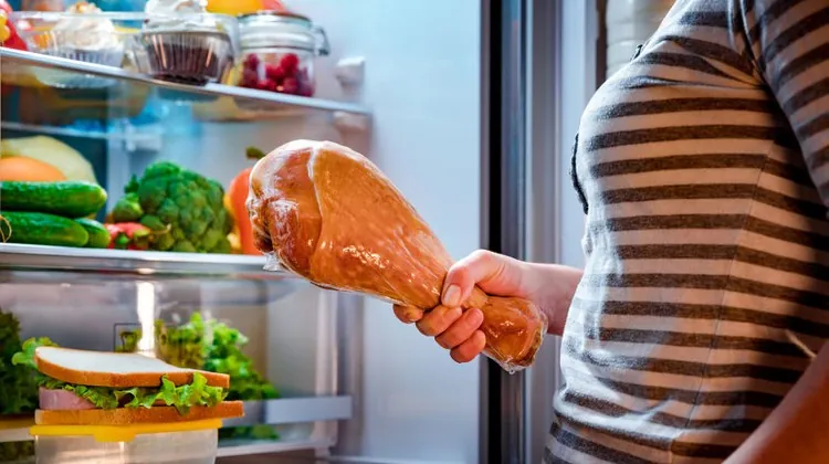 Miért tilos a húsokat a hűtő felső polcára tenni?